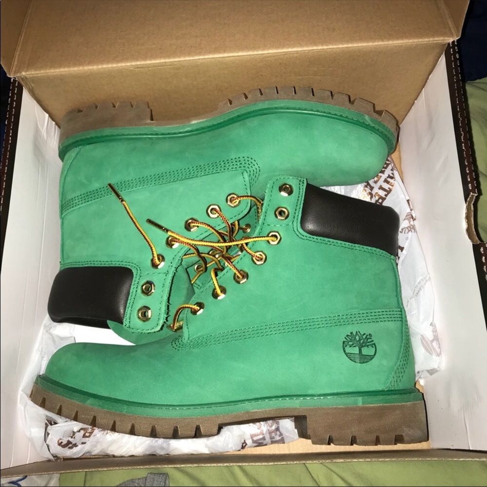 Green timberland, very good looking